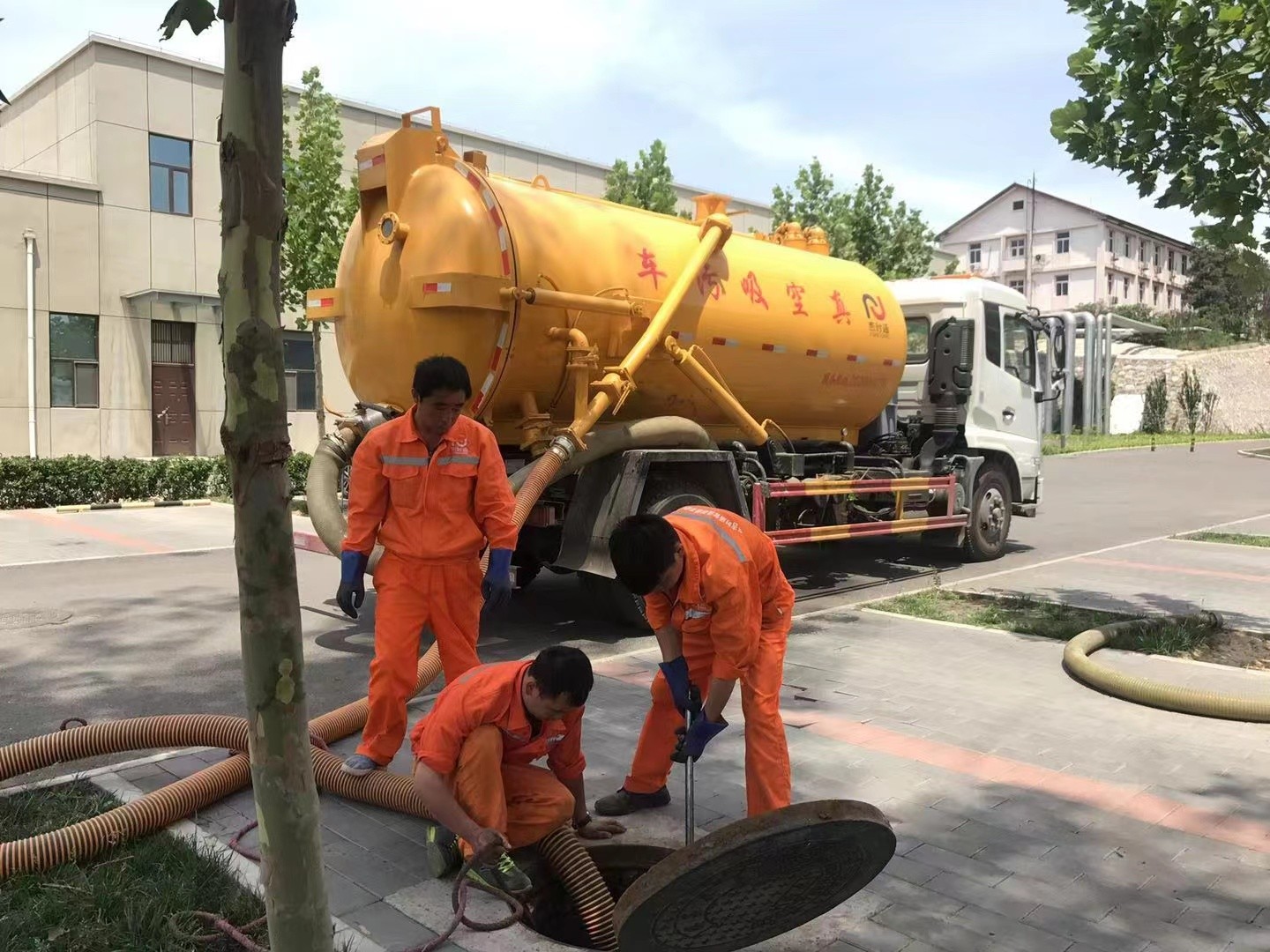 嘉荫管道疏通车停在窨井附近