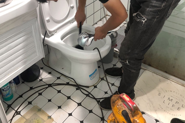 嘉荫马桶堵塞自己疏通还是找师傅?专业上门服务让你省时更省心